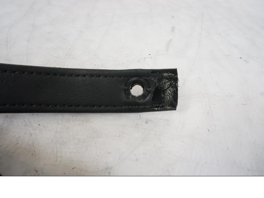 Snett uppifrån på Sadelrem från en H-D Softail Sport Glide FLSB -2022 motorcykel.