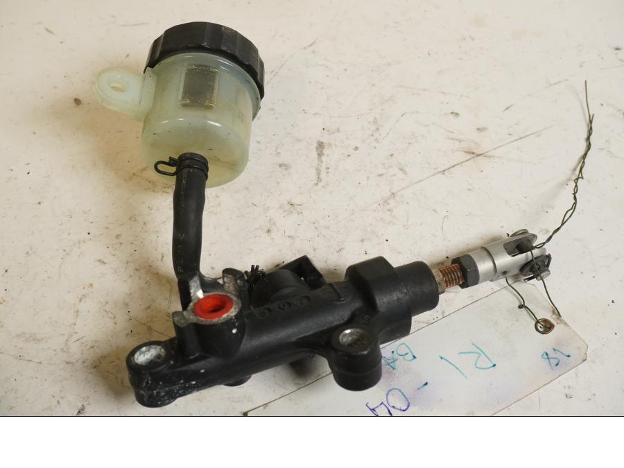 Baksidan på Bromshuvudcylinder från en Yamaha YZF 1000 R1 -2004 motorcykel.