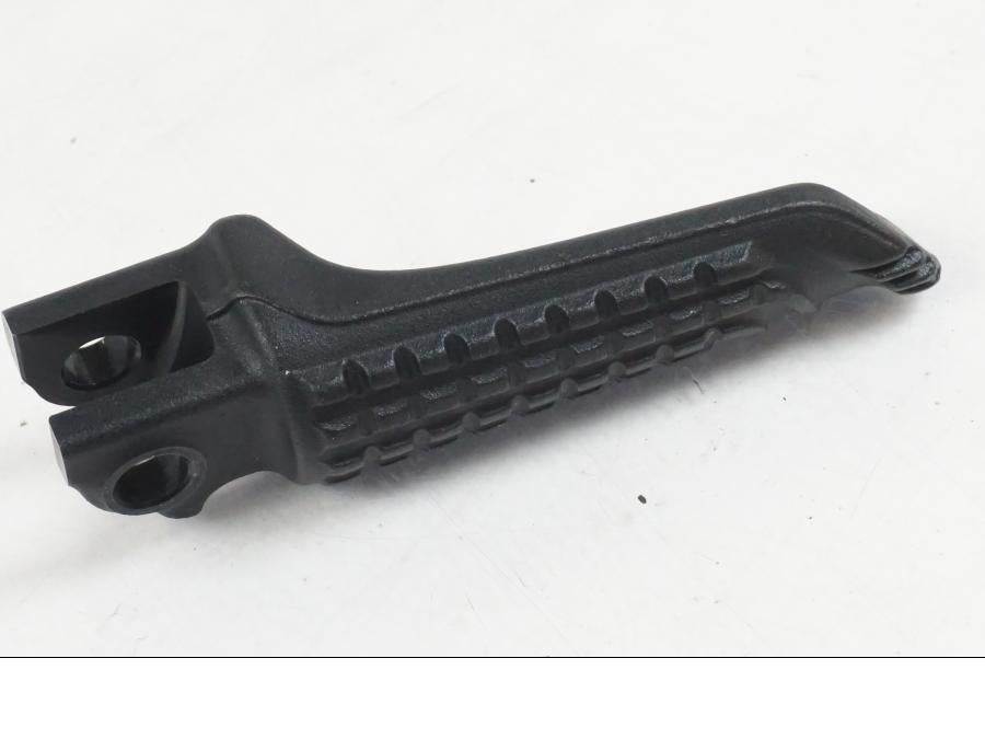 Snett nerifrån på Fotpinne från en KTM 1290 Super Duke R EVO -2023 motorcykel.