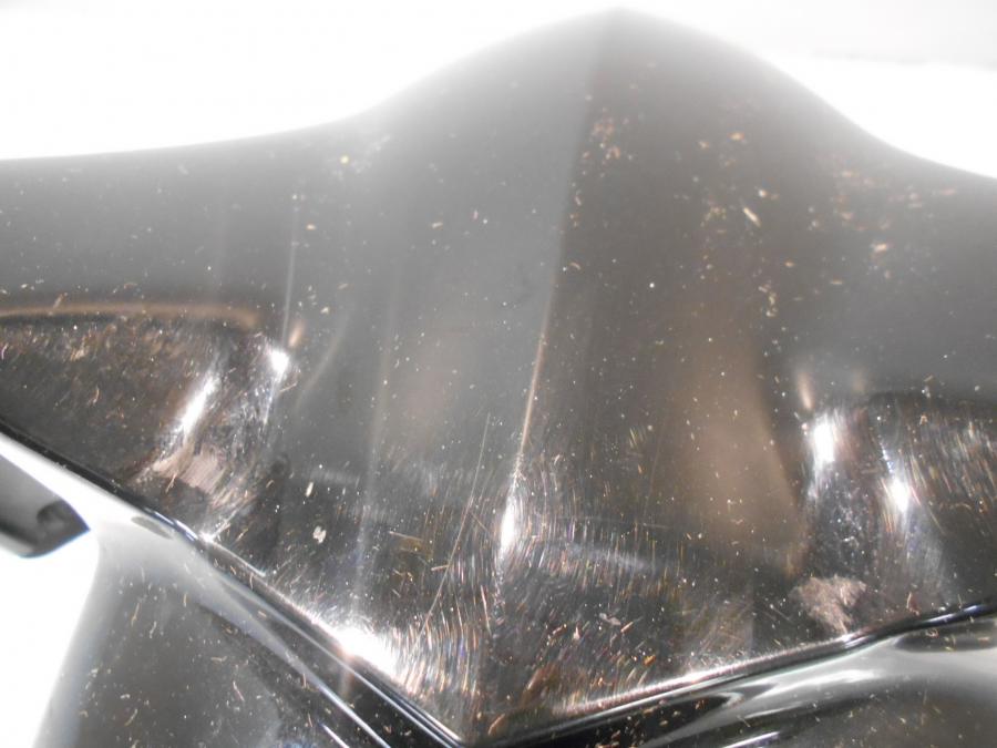 Snett uppifrån på Framskärm från en Yamaha FZS 1000 -2002 motorcykel.