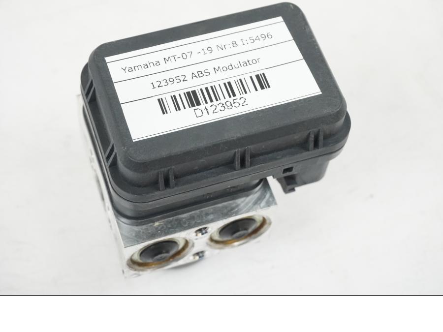 Snett nerifrån på ABS Modulator från en Yamaha MT-07 -2019 motorcykel.
