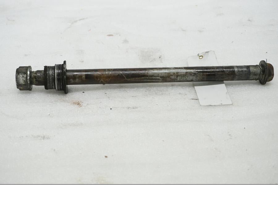 Framsidan pÄ Axel frÄn en Honda XL 1000 V -2008 motorcykel.