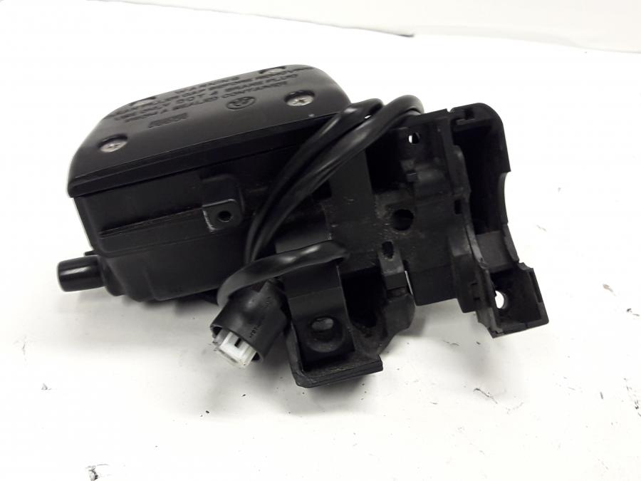 Baksidan på Bromshuvudcylinder från en BMW K 1200 LT -2006 motorcykel.