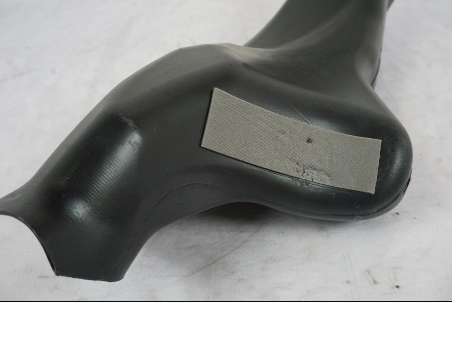 Snett nerifrån på Luftintag från en Suzuki GSX-R 1000 -2005 motorcykel.