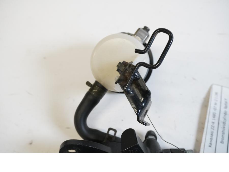 Höger sida på Bromshuvudcylinder från en Kawasaki ZZ-R 1400 -2007 motorcykel.