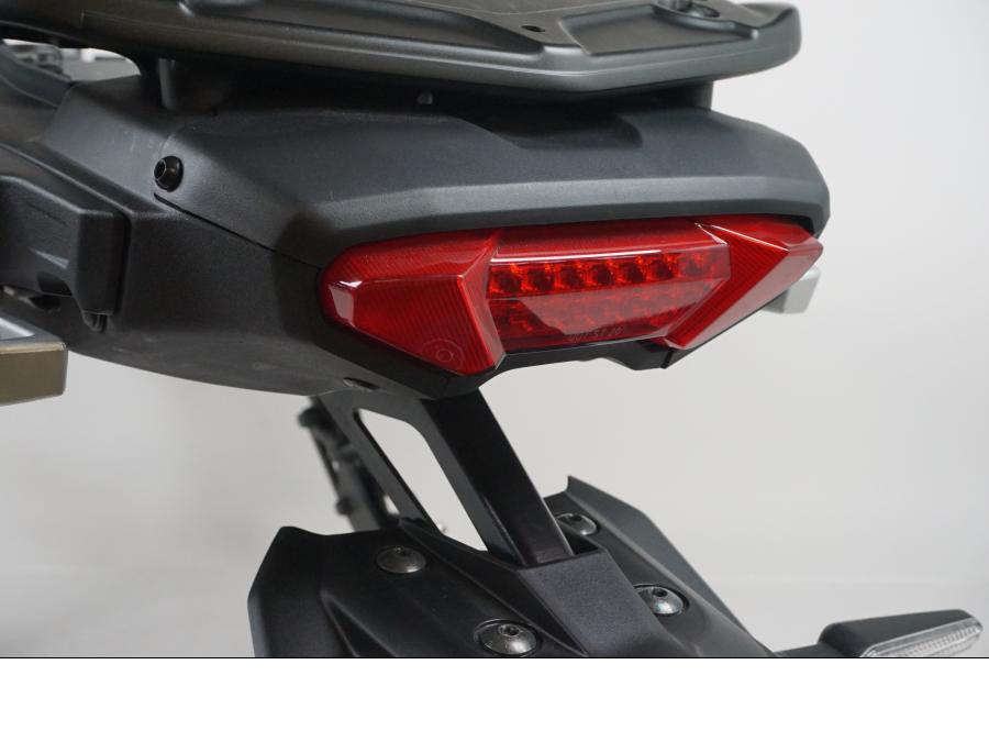 Höger sida på Bakdelspaket från en Yamaha MT-09 Tracer -2021 motorcykel.