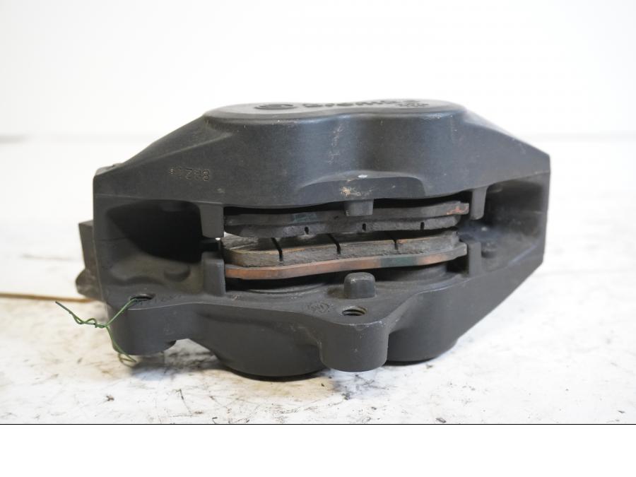 Höger sida på Bromsok från en BMW R 1200 GSA -2008 motorcykel.