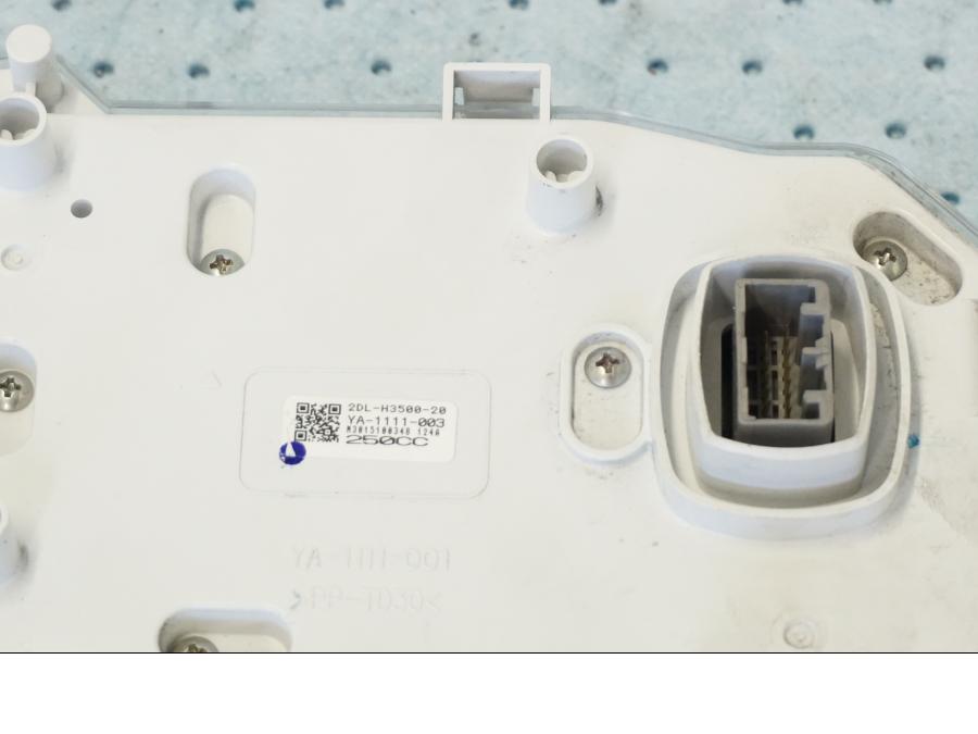 Snett nerifrån på Instrumentpanel från en Yamaha X-Max 250 -2016 scooter.