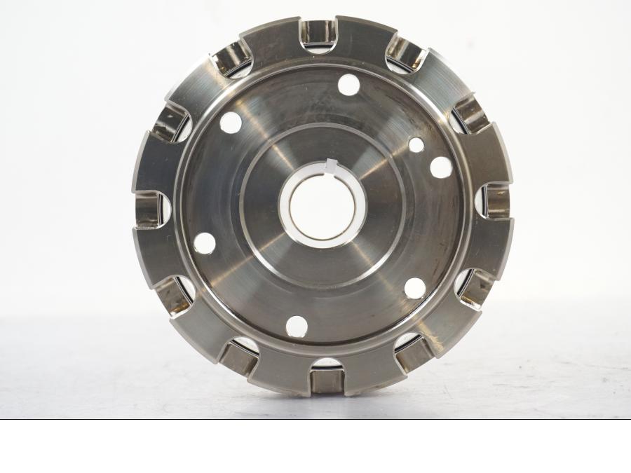 Snett nerifrån på Svänghjul från en BMW R 1200 GSA -2014 motorcykel.