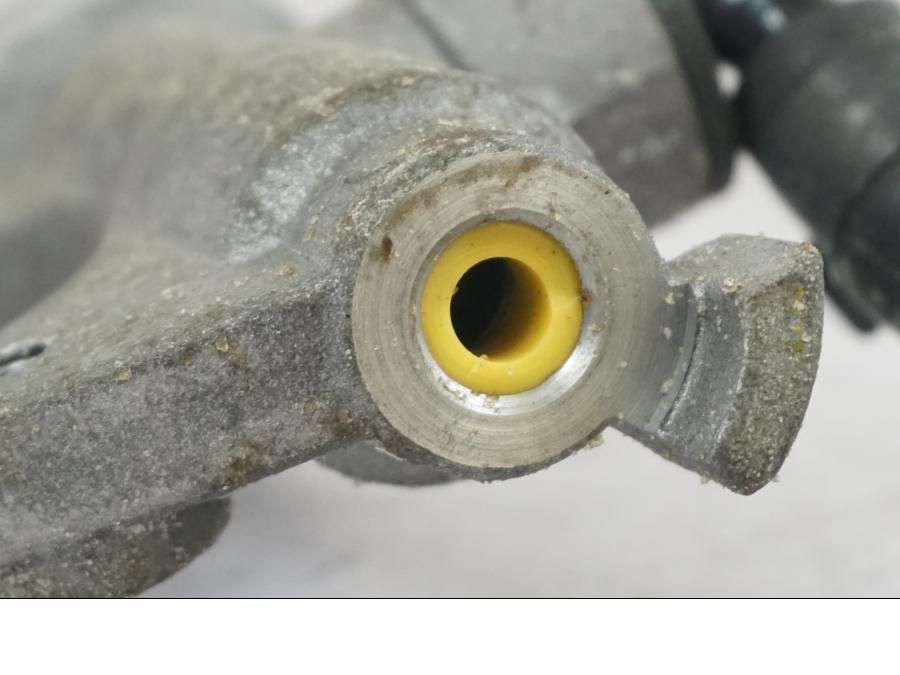Vänster sida på <p>Bromshuvudcylinder bak från Yamaha YZF R6 2008.</p>
<p>Ink behållare.</p> motorcykel.