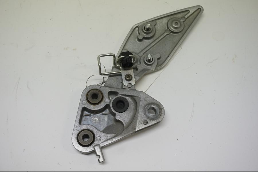 Baksidan på Fotpinnefäste från en Yamaha FZ1-SA -2007 motorcykel.