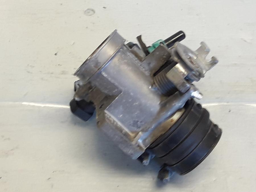 Höger sida på Spjällhus från en Honda CBR 125 R -2008 motorcykel.