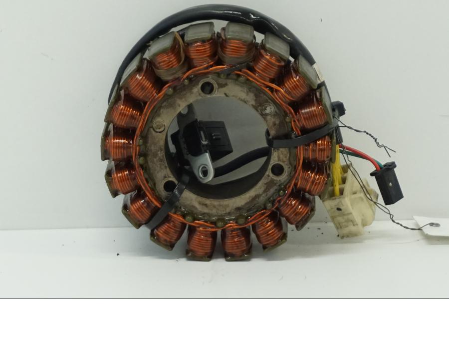 Baksidan på Generator från en Suzuki DL 1000 -2016 motorcykel.