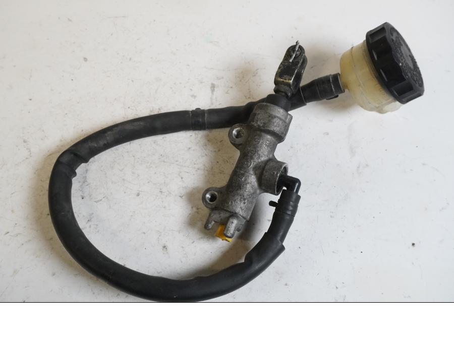Framsidan på <p>Bromshuvudcylinder bak från Kawasaki ER-6N ABS 2010.</p>
<p>Okej skick.</p> motorcykel.