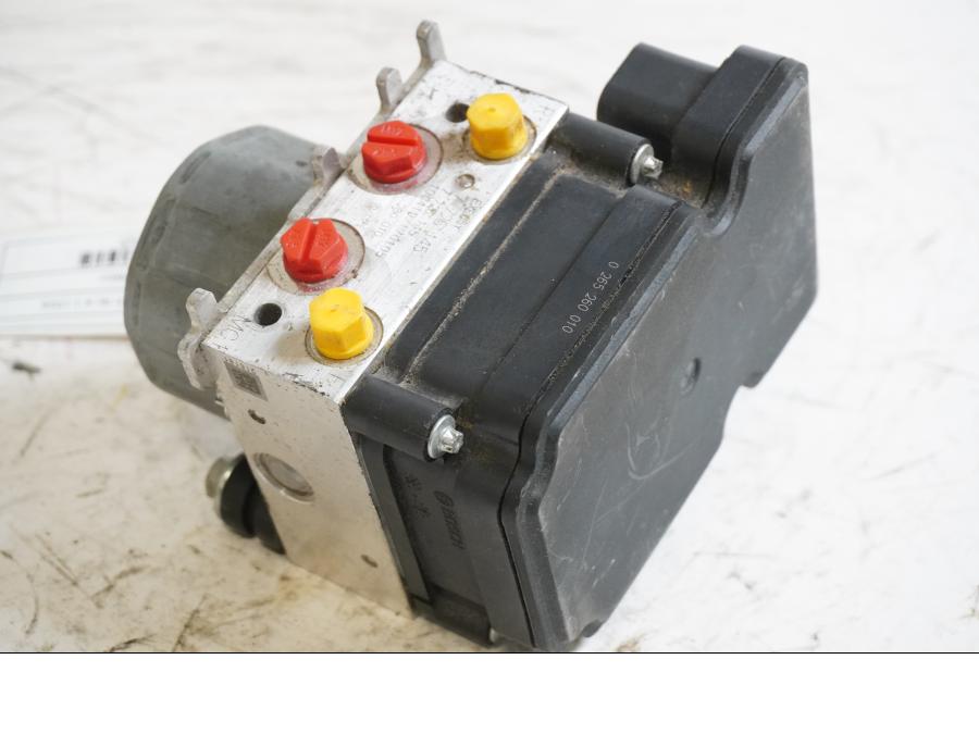 Baksidan på ABS Modulator från en BMW S 1000 RR -2010 motorcykel.