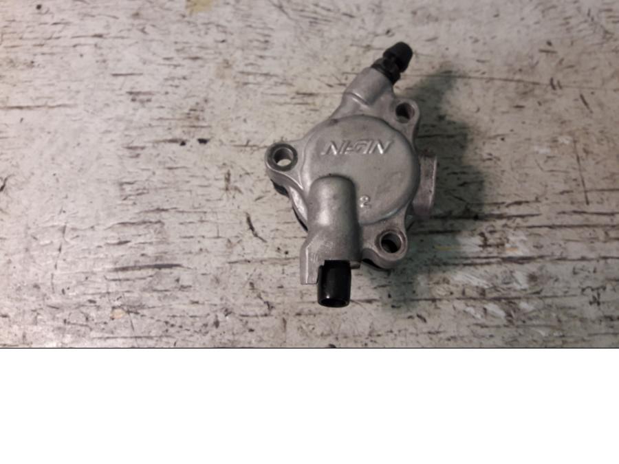 Framsidan på Kopplingslavcylinder från en Suzuki VZ 1600 -2005 motorcykel.