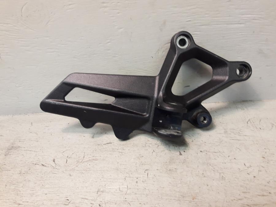 Framsidan på Fotpinnefäste från en KTM 1290 Super Duke -2016 motorcykel.