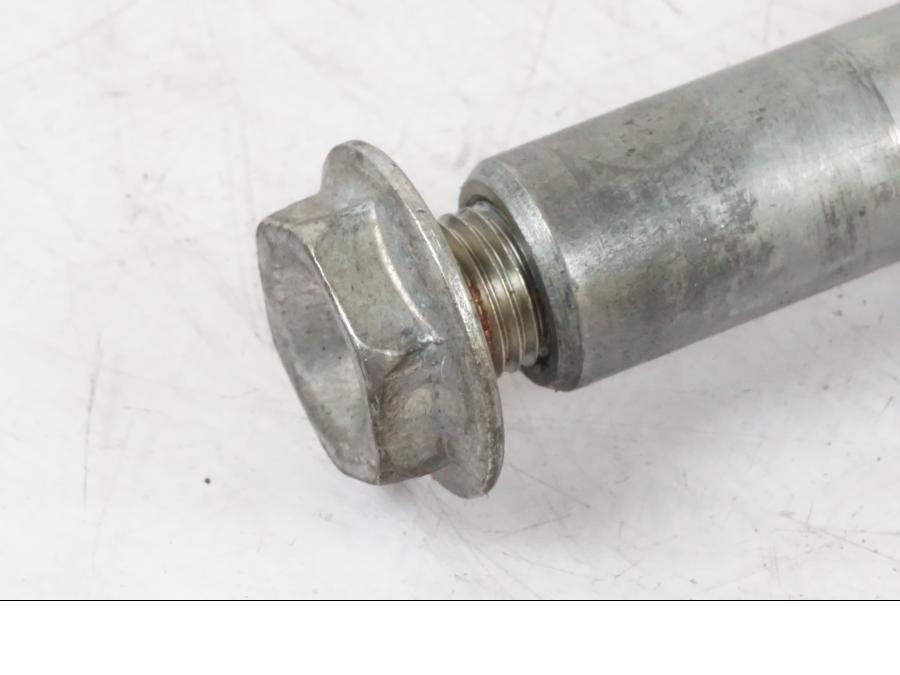 Höger sida på Axel från en Honda CBR 1000 F -1999 motorcykel.