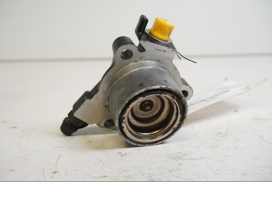 Baksidan på Kopplingslavcylinder från en Kawasaki ZZR 1200 -2002 motorcykel.