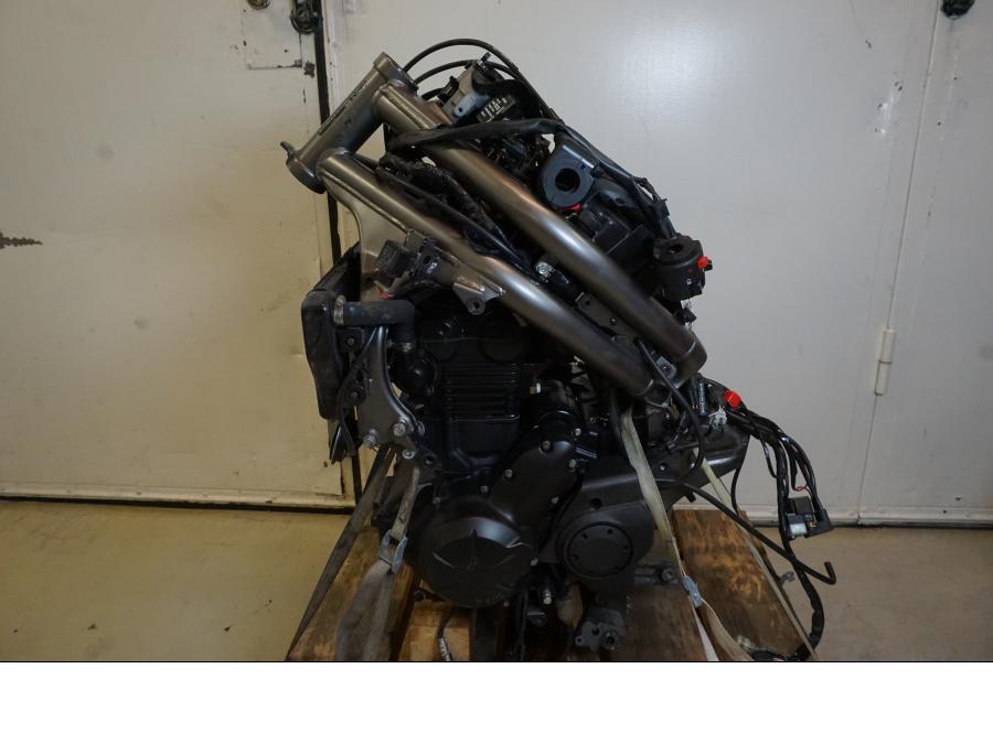Framsidan på Motorpaket från en Kawasaki ER-6N -2012 motorcykel.