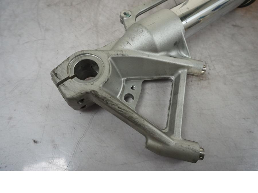 Vänster sida på Gaffelben från en BMW S 1000 XR -2019 motorcykel.