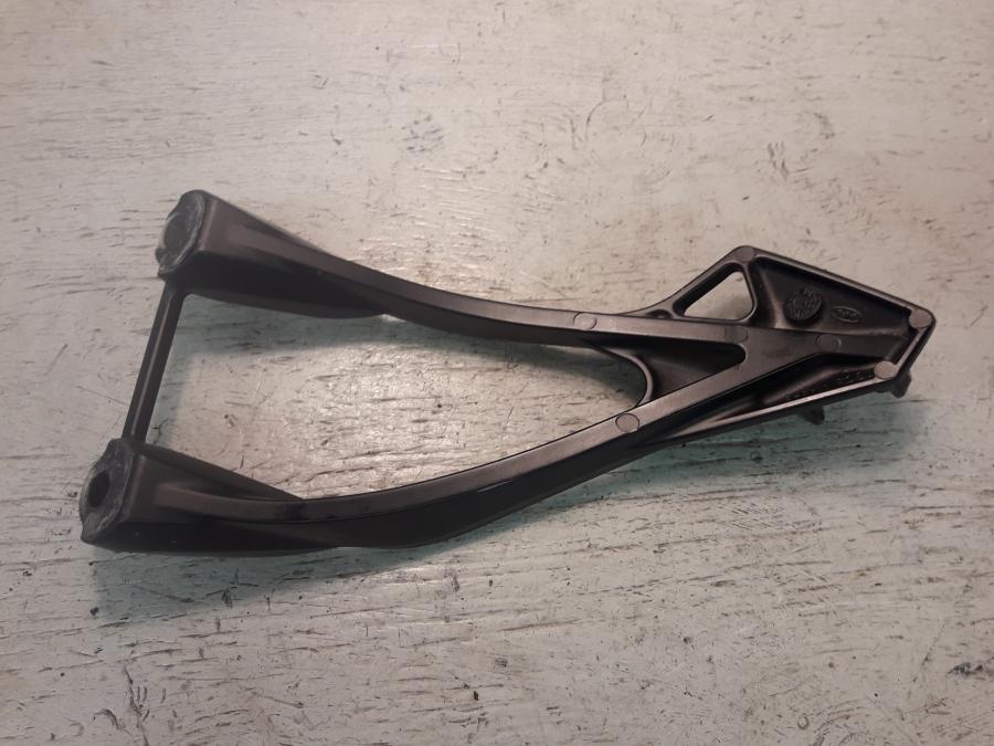 Baksidan på Fotpinnefäste från en Kawasaki ZX-6R -2008 motorcykel.