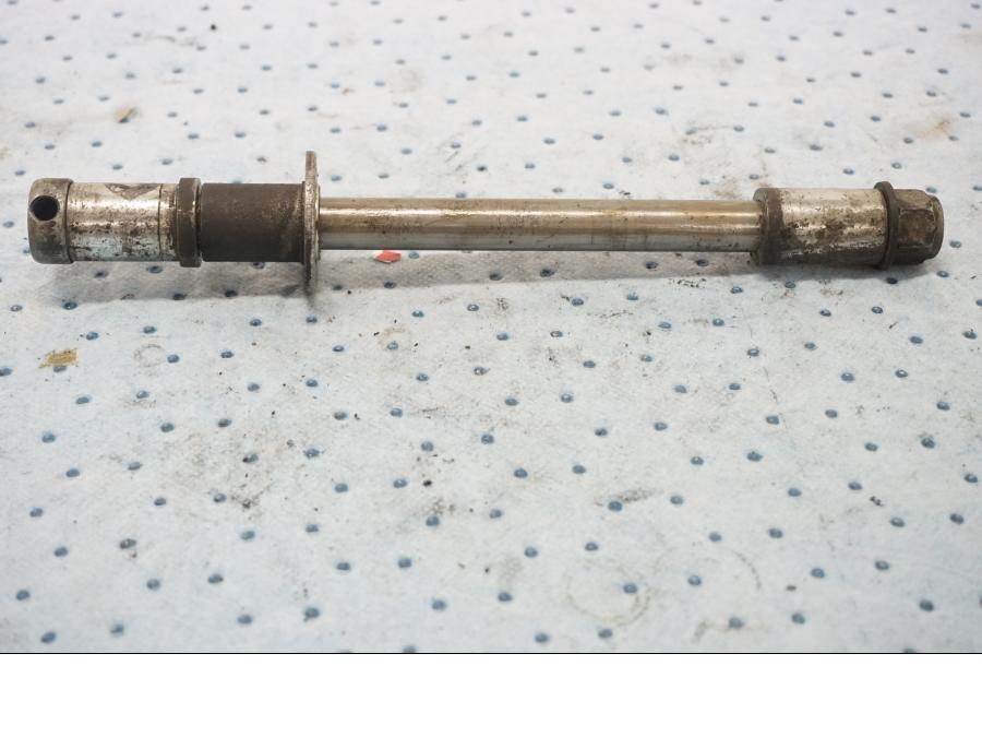 Framsidan på Axel från en Suzuki GSX 550 -1985 motorcykel.