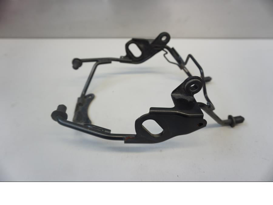 Höger sida på Strålkastarfäste från en Suzuki SFV 650 A Gladius -2012 motorcykel.