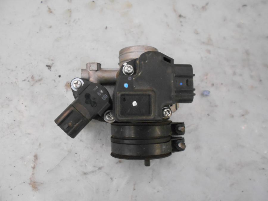 Höger sida på Spjällhus från en Yamaha YZF-R 125 -2012 motorcykel.