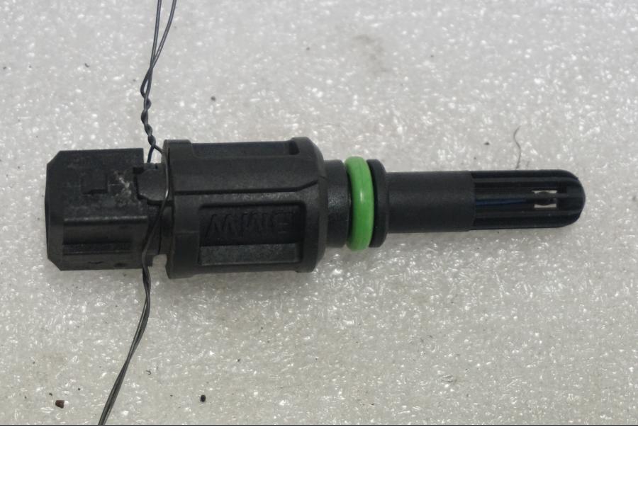 Baksidan på Temperatursensor från en BMW K 1300 R -2011 motorcykel.