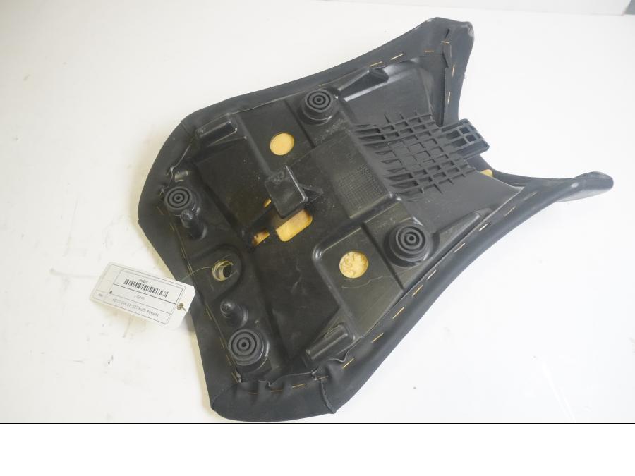 Höger sida på Sadel från en Yamaha YZF-R 125 -2010 motorcykel.