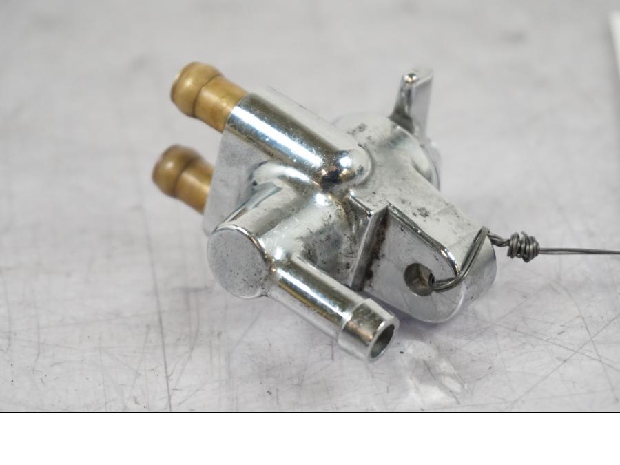 Höger sida på Bensinkran från en Suzuki VZ 800 -2000 motorcykel.