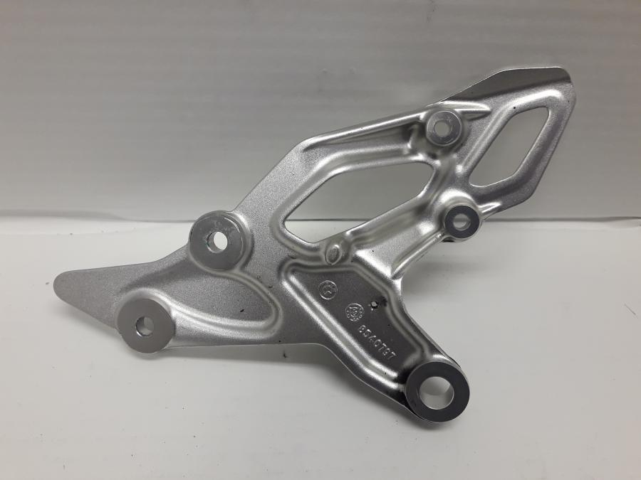 Baksidan på Fotpinnefäste från en BMW R 1250 RS -2020 motorcykel.