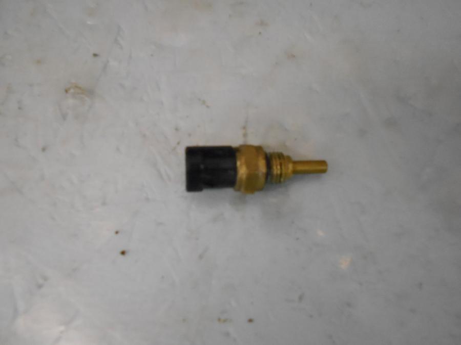 Framsidan på Vattentermostatgivare från en Kawasaki VN 1600 Mean Streak -2007 motorcykel.