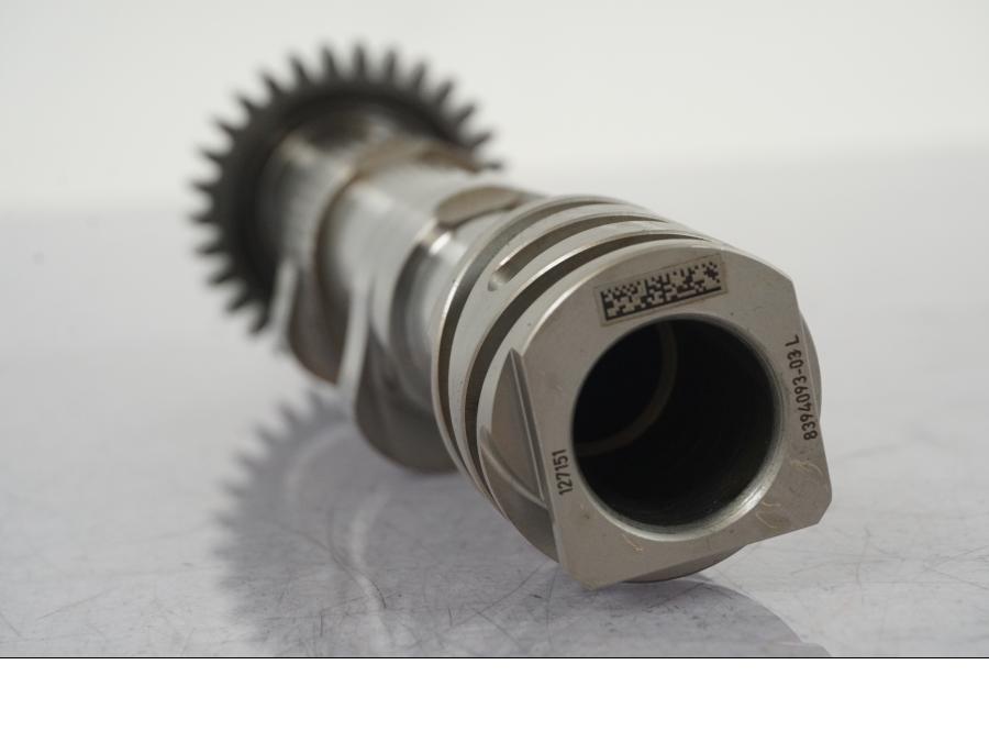 Vänster sida på Kamaxel från en BMW R 1250 GS -2023 motorcykel.