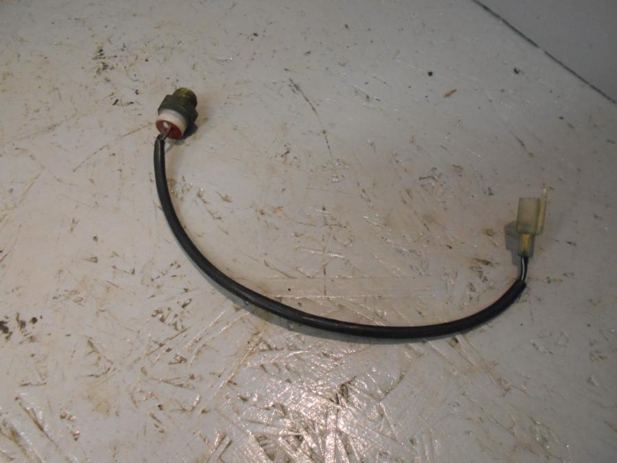 Framsidan på Vattenkylgivare från en Suzuki VZ 800 -2000 motorcykel.