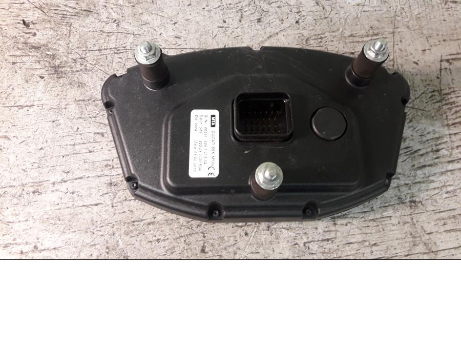 Baksidan på Instrumentpanel från en Ducati 848 -2010 motorcykel.