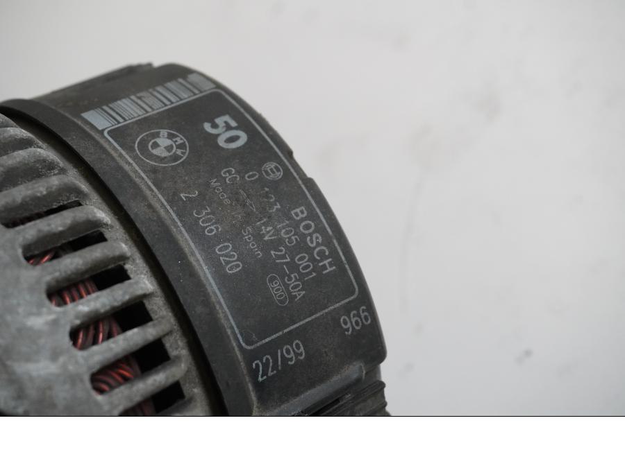 Höger sida på Generator från en BMW R 1150 GS -1999 motorcykel.