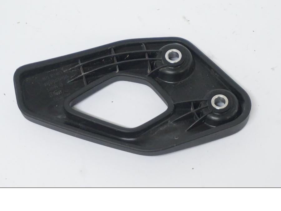 Vänster sida på Fotpinnehälskydd från en BMW R 1250 GS -2022 motorcykel.