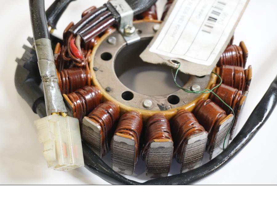 Baksidan på Generator från en Honda CBR 900 RR -1994 motorcykel.