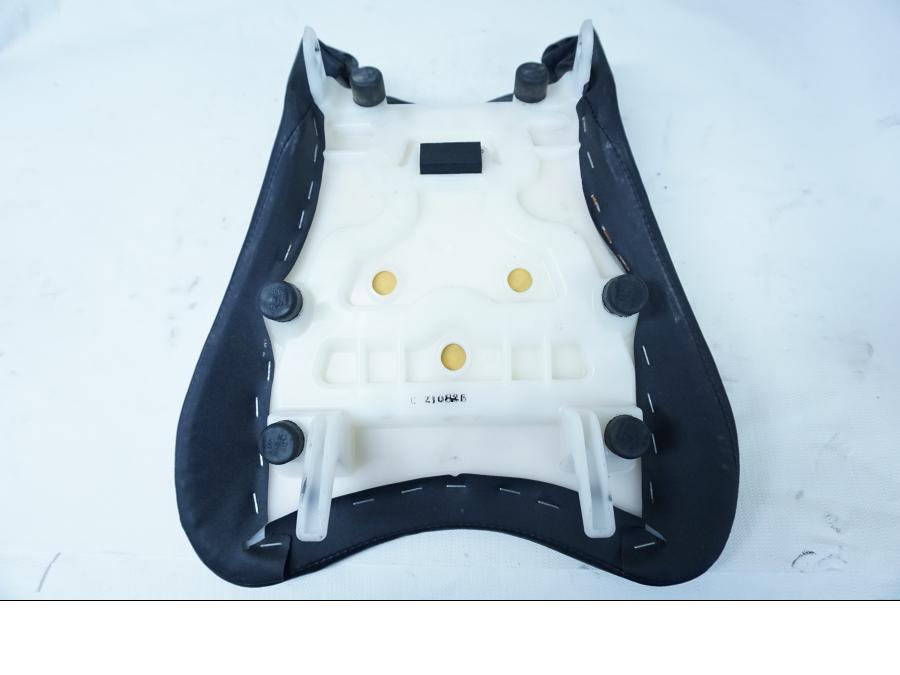 Snett uppifrån på Sadel från en Suzuki GSX-R 750 -2009 motorcykel.