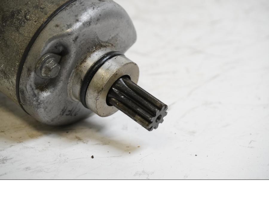 Baksidan på Startmotor från en Yamaha FZR 1000 -1993 motorcykel.