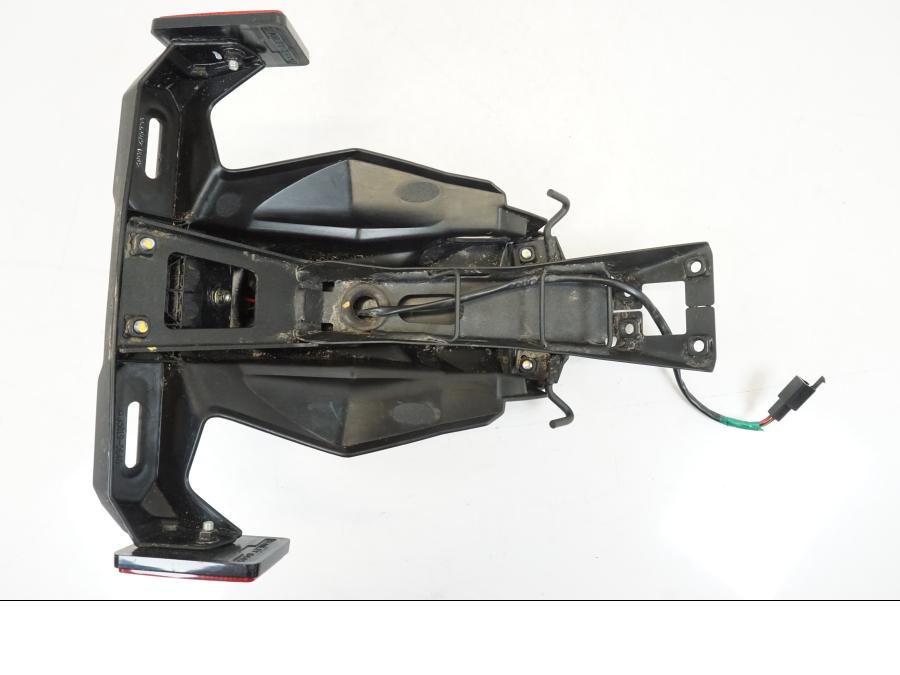 Snett nerifrån på Skylthållare från en Kawasaki NINJA 400 -2020 motorcykel.