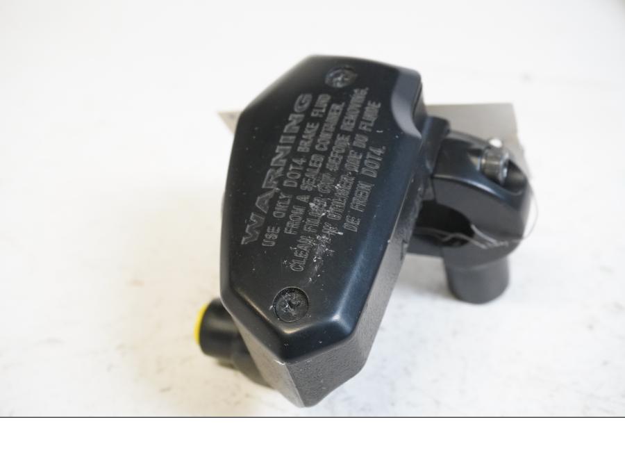 Baksidan på <p>Bromshuvudcylinder fram från Kawasaki Z 900 2017.</p>
<p>Okej skick.</p> motorcykel.