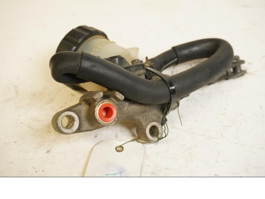Baksidan på Bromshuvudcylinder från en Yamaha FZR 1000 -1991 motorcykel.