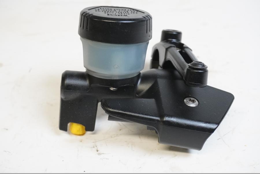 Framsidan på <p>Kopplingshuvudcylinder från BMW R 1200 GS 2006.</p>
<p>Ink behållare.</p> motorcykel.