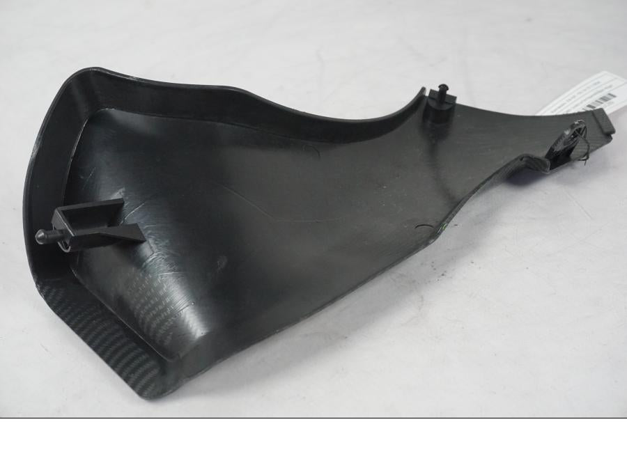 Snett nerifrån på Instrumentpanelkåpa från en Kawasaki ZX-6R -2005 motorcykel.