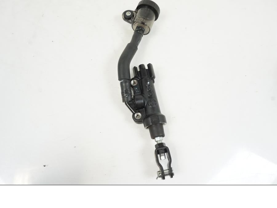 Baksidan på Bromshuvudcylinder från en Yamaha MT-10 -2022 motorcykel.