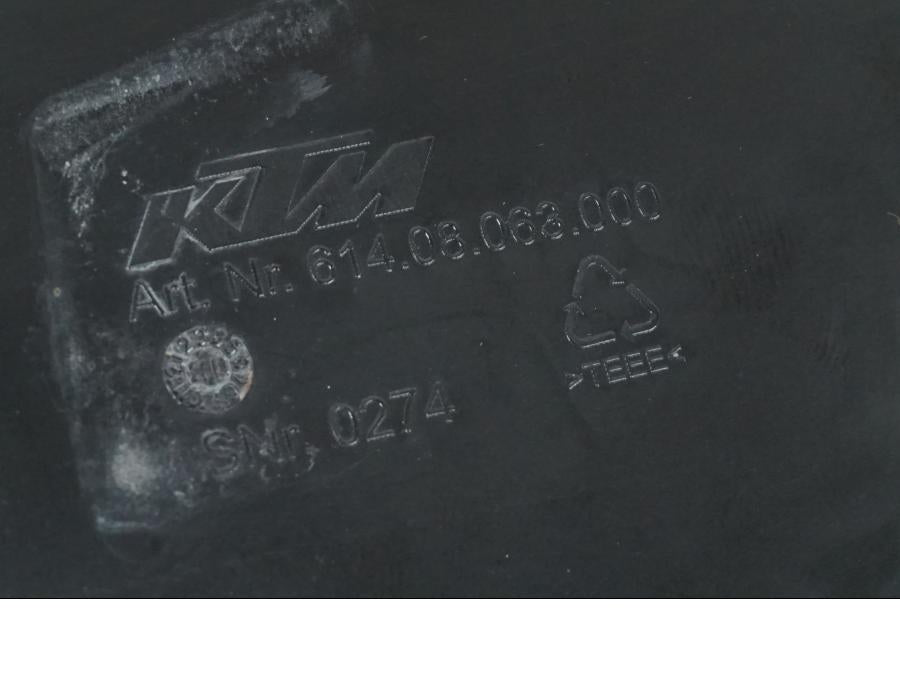 Vänster sida på Tankkåpa från en KTM 1290 Super Duke GT -2020 motorcykel.