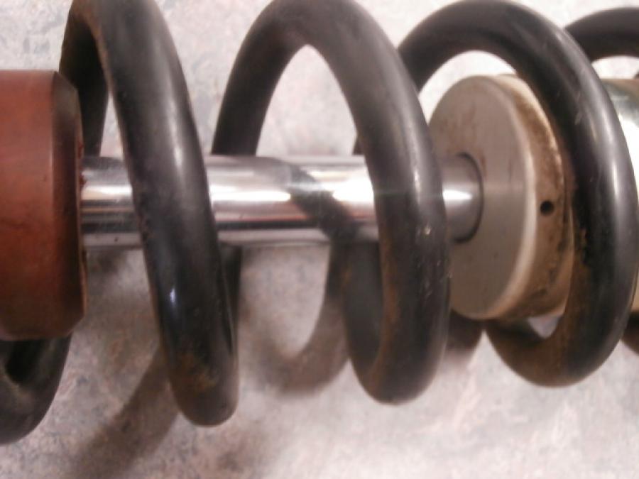 Snett uppifrån på Stötdämpare från en Husqvarna TE 310 -2009 motorcykel.